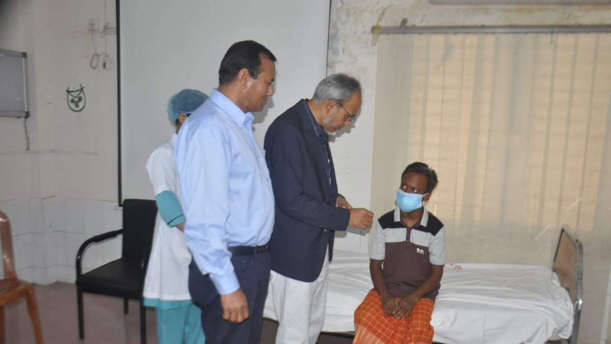 কিডনী প্রতিস্থাপন সম্পন্ন হওয়ায় বিশিষ্ট ইউরোলজিস্ট অধ্যাপক ডা. মো. রফিকূল ইসলাম হাসপাতাল পরিদর্শন করেছেন