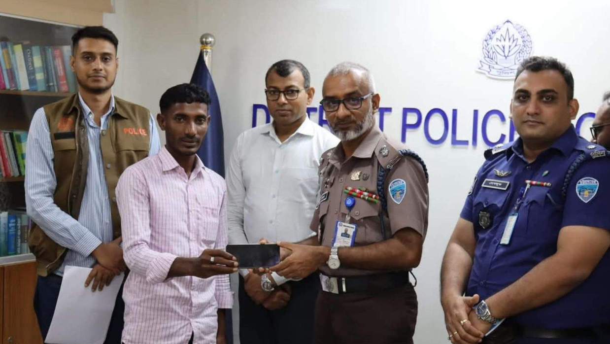 হারানো ফোন উদ্ধার করে মালিকদের পৌঁছে দিল কক্সবাজার পুলিশ