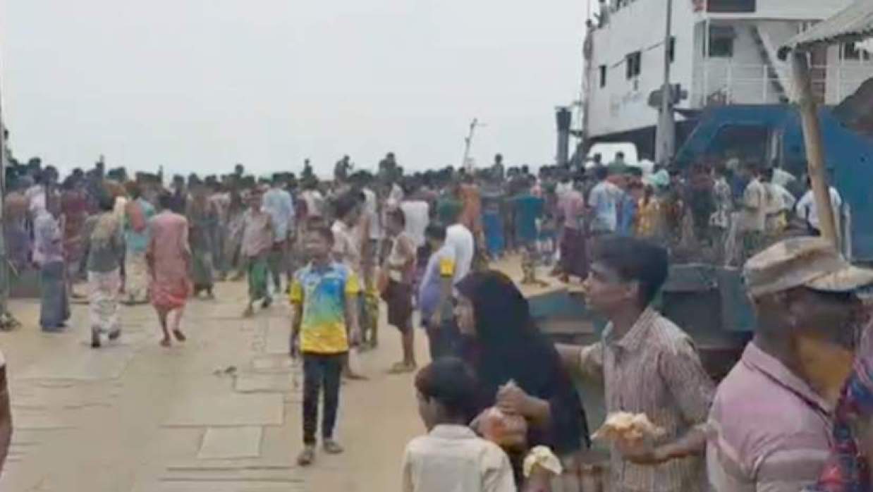 ফেরিঘাটে বাস ডুবি