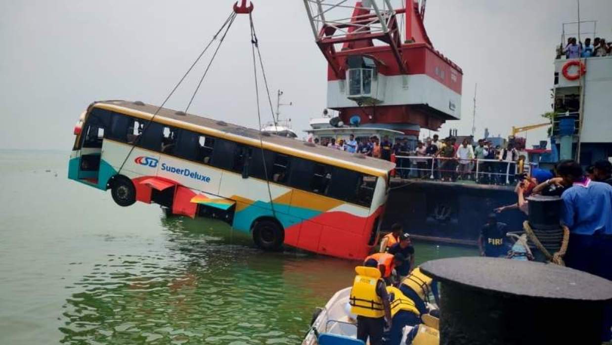 বিআইডব্লিউটিএ’র সহায়তায় পদ্মায় পড়ে যাওয়া বাস তোলা হচ্ছে