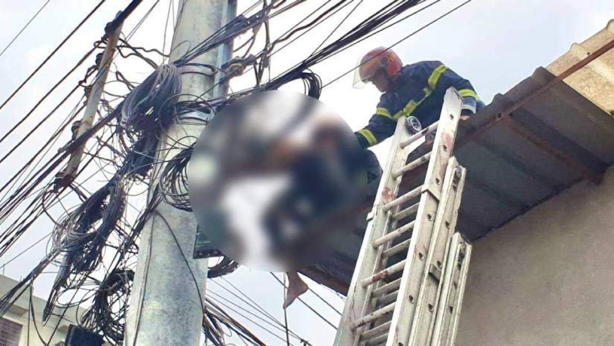 কিশোর সাজ্জাদকে উদ্ধার করছেন ফায়ার সার্ভিসের সদস্যরা