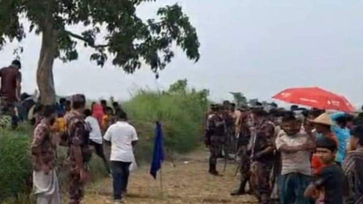 সাপাহার সীমান্তে বিজিবি ও স্থানীয় লোকজন