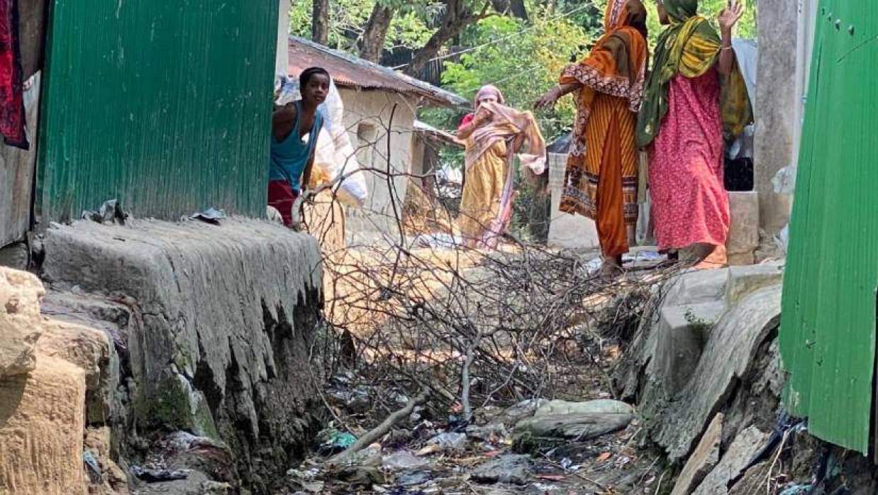 দুই পরিবারের কাঁটায় অবরুদ্ধ শতাধিক পরিবার