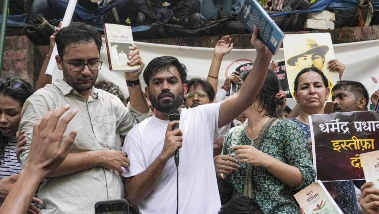 অনলাইন প্রতিবাদ থেকে শিক্ষা ও চাকরিতে নিয়োগ ব্যবস্থা সংস্কারে ভারতের ককরোচ জনতা পার্টি 
