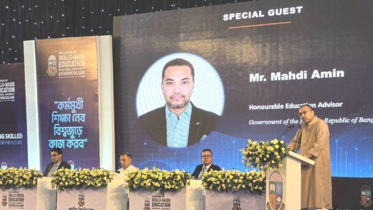 জাতীয় বিশ্ববিদ্যালয়ের কারিকুলামে দক্ষতাভিত্তিক শিক্ষাবিষয়ক শিক্ষক প্রশিক্ষণ কর্মসূচির উদ্বোধনী অনুষ্ঠানে বক্তব্য দিচ্ছে মাহদী আমিন