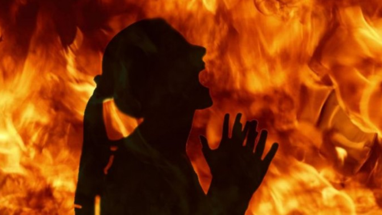 স্ত্রীকে পেট্রোল ঢেলে আগুনে পুড়িয়ে হত্যা