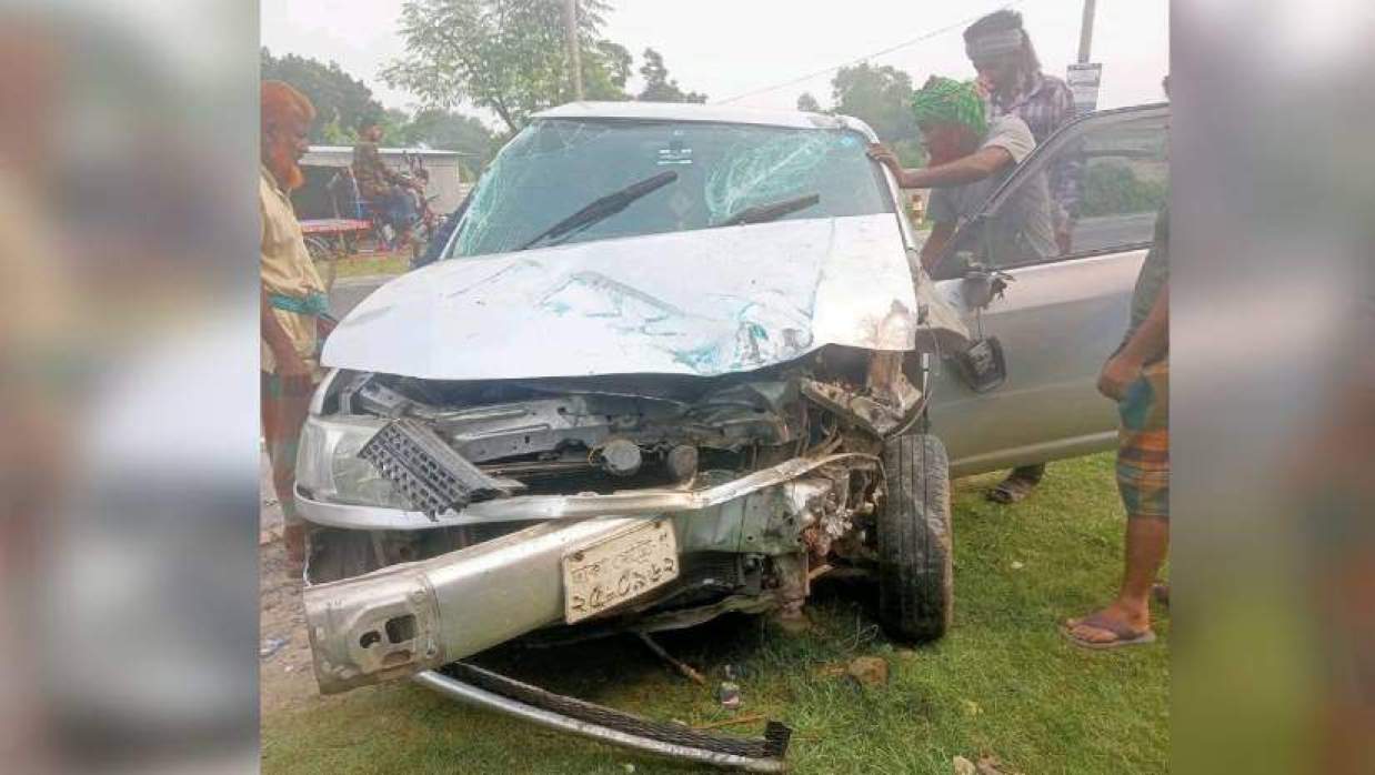 দুমড়েমুচড়ে যাওয়া প্রাইভেটকার
