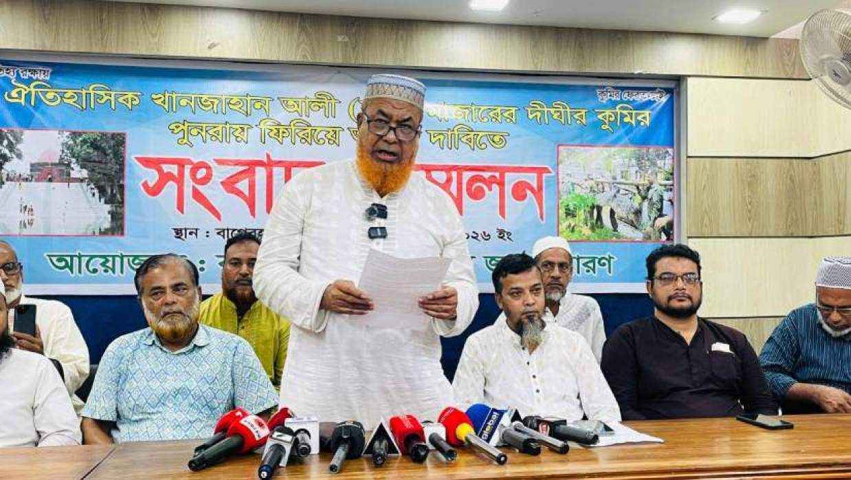 বাগেরহাট প্রেসক্লাব মিলনায়তনে সংবাদ সম্মেলনে লিখিত বক্তব্য দেন প্রধান খাদেম ফকির তারিকুল ইসলাম