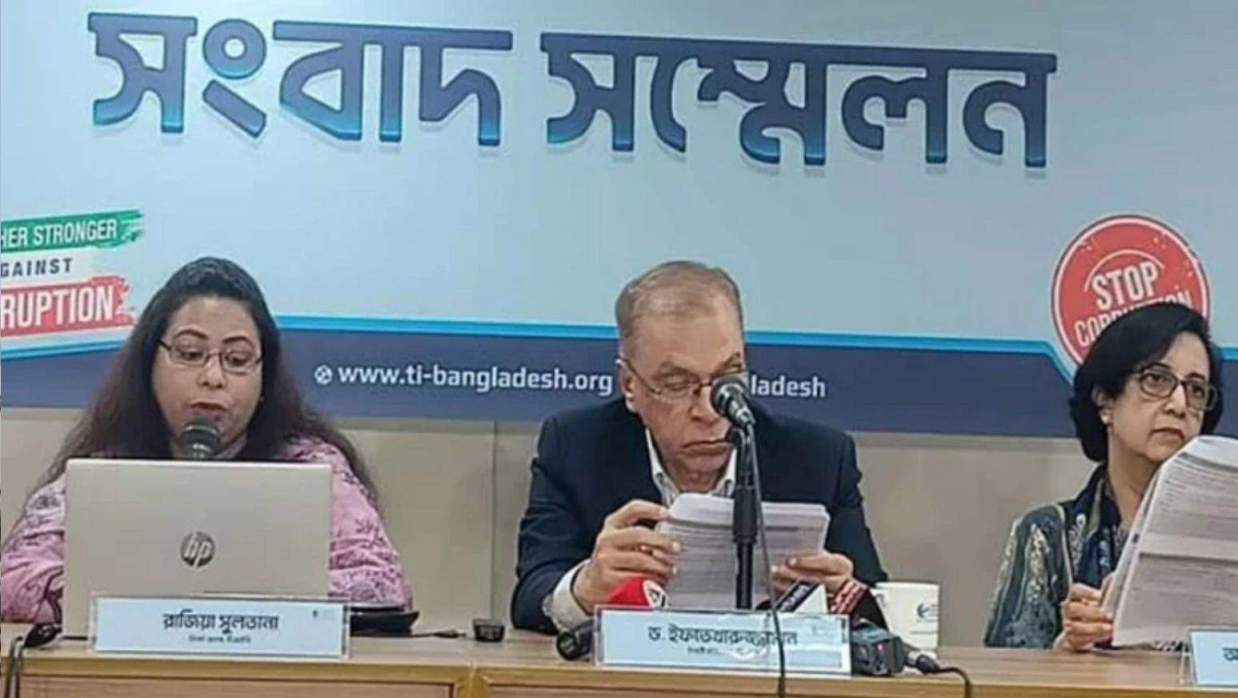সংবাদ সম্মেলনে টিআইবি প্রধান 