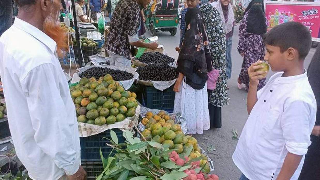 যশোরের বাজারে মৌসুমি ফলের ছড়াছড়ি, দাম নিয়ে অসন্তোষ