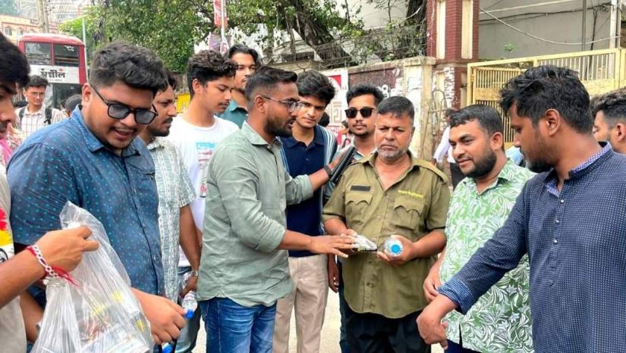 খাবার ও বিশুদ্ধ পানি বিতরণ করছেন মো. মোস্তাফিজুর রহমান রুমি