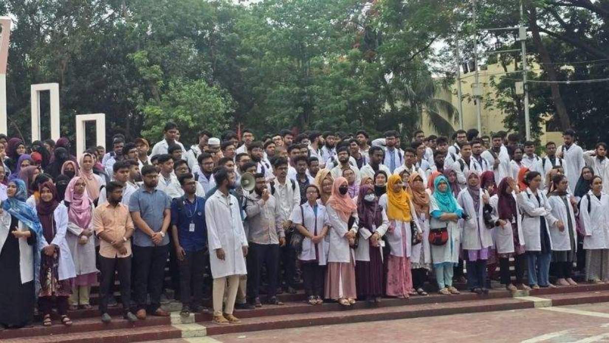 স্বাস্থ্য সচিবের সঙ্গে ইন্টার্ন চিকিৎসকদের বৈঠক কাল, কর্মবিরতি চলবে