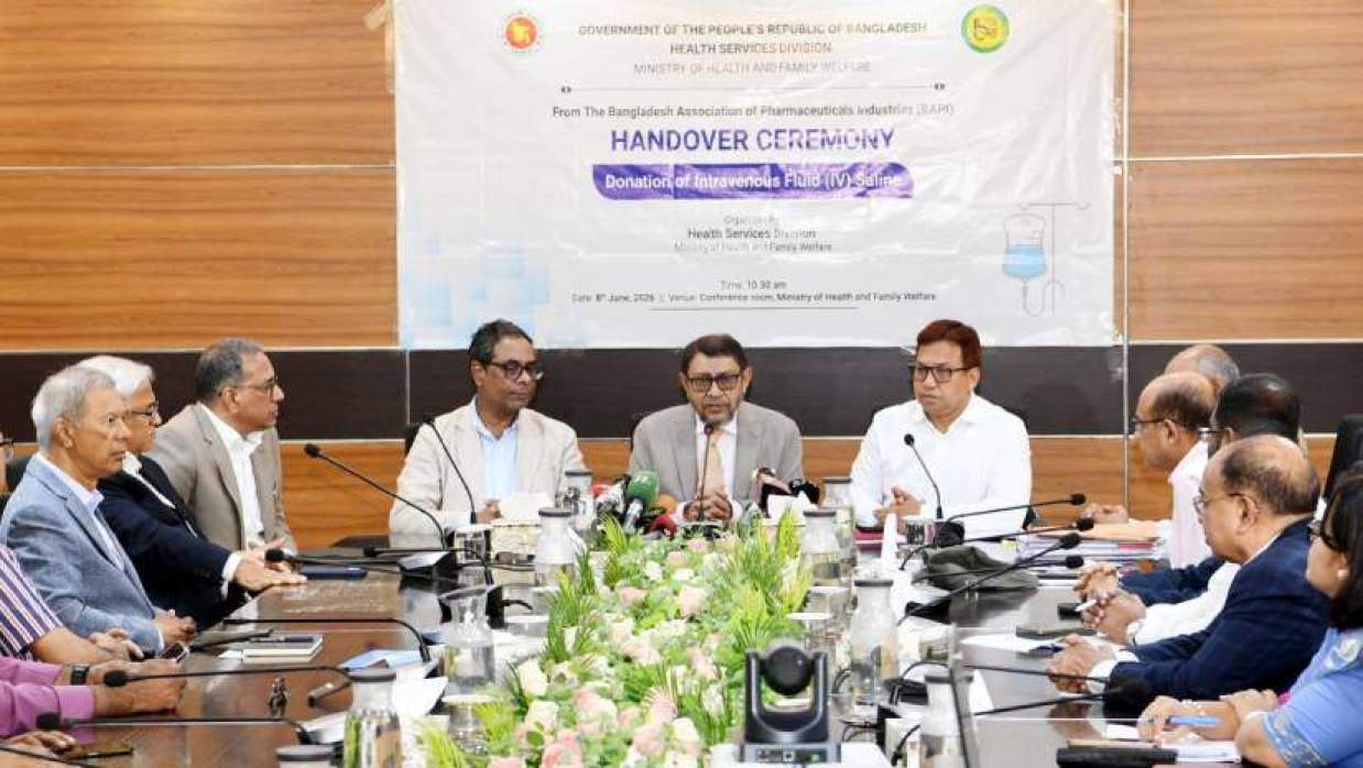 সচিবালয়ে স্বাস্থ্য মন্ত্রণালয়ের সভাকক্ষে স্বাস্থ্যমন্ত্রীসহ অন্য কর্মকর্তারা