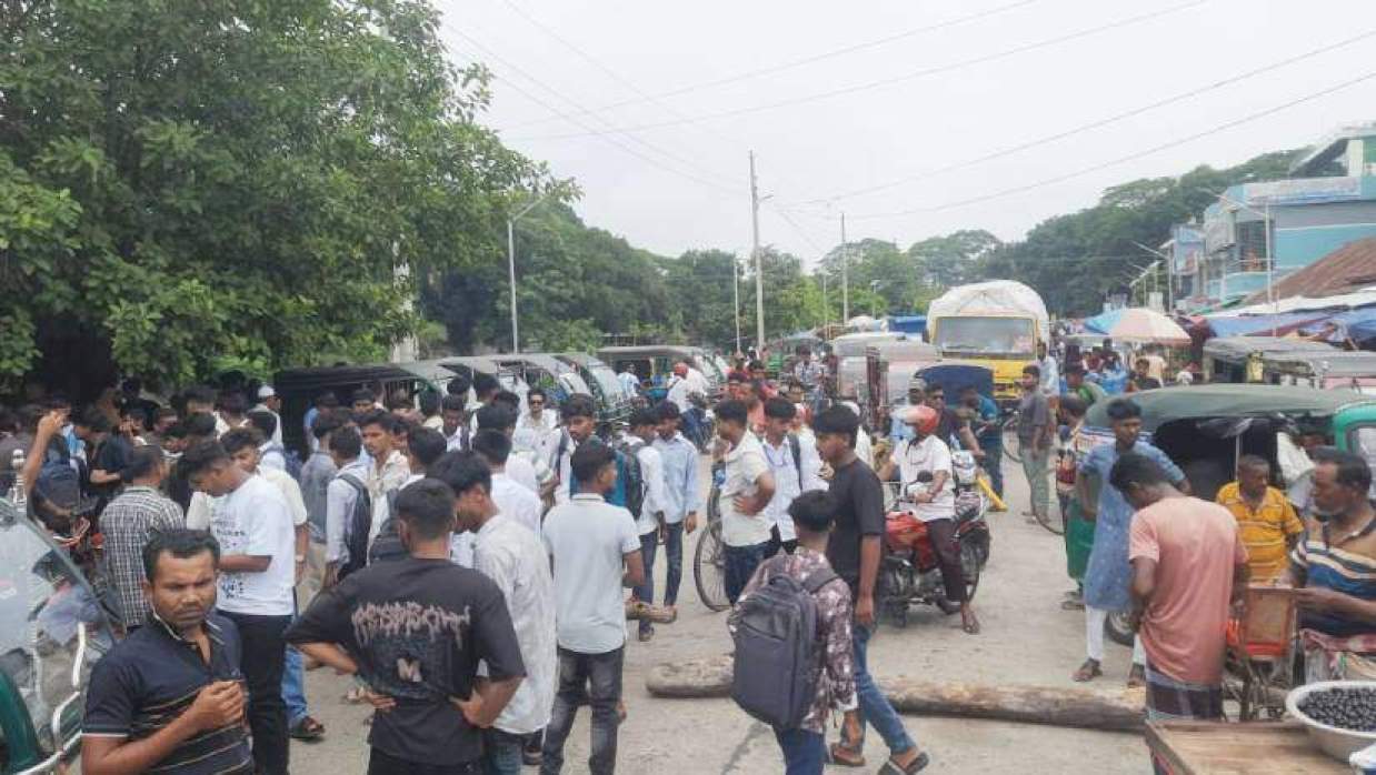 টুঙ্গিপাড়া সরকারি কলেজের শিক্ষার্থীদের ঢাকা-পিরোজপুর আঞ্চলিক মহাসড়কে অবরোধ