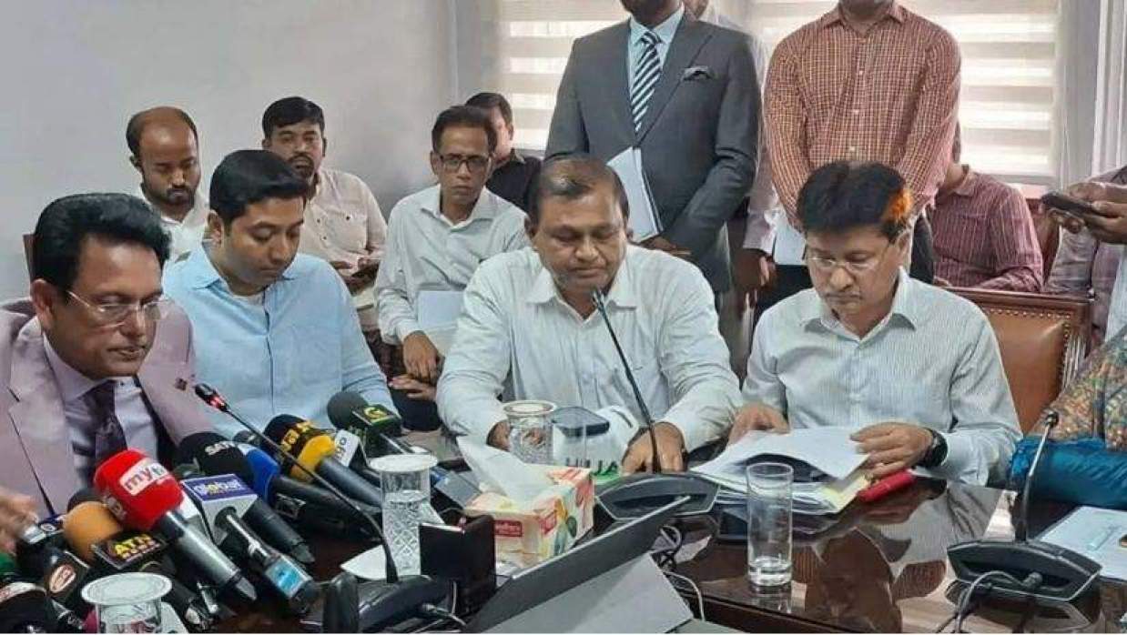 শিক্ষা মন্ত্রণালয়ে বৈঠকে শিক্ষামন্ত্রী, প্রাথমিক প্রতিমন্ত্রী, শিক্ষা সচিবসহ অন্যান্যরা 