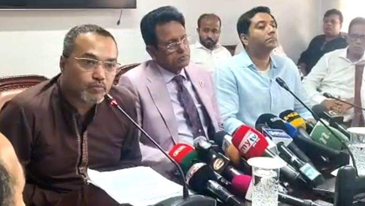শিক্ষা মন্ত্রণালয়ে সংবাদ সম্মেলনে কথা বলছেন মাহদি আমিন