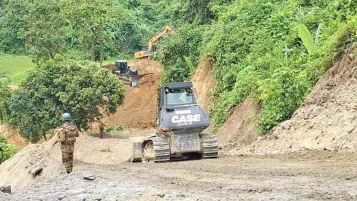 চট্টগ্রামের জঙ্গল সলিমপুরে সড়ক নির্মাণ শুরু করেছে বাংলাদেশ সেনাবাহিনী