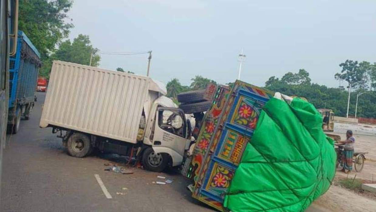 দুর্ঘটনাকবলিত ট্রাক ও পিকআপ
