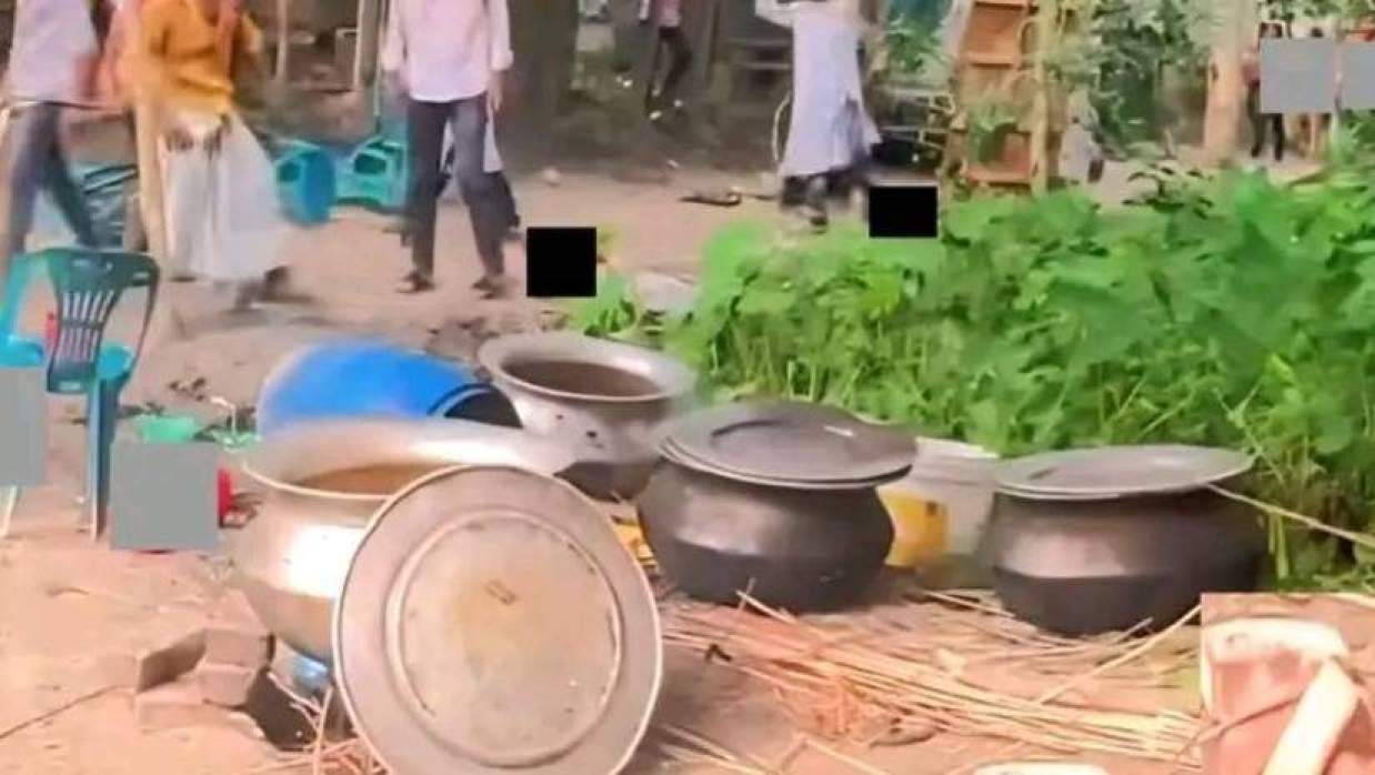 বিয়েবাড়িতে রান্না করা খাবার