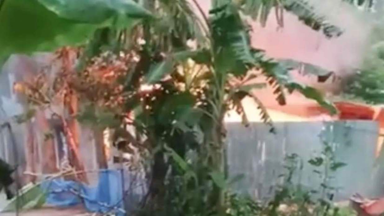 আসামিদের বাড়িঘরে আগুন 