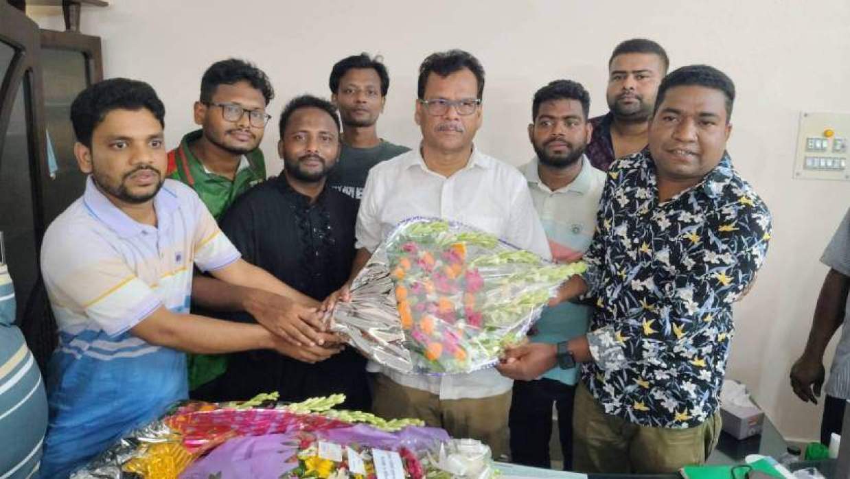 জেলা পরিষদের নবনিযুক্ত প্রশাসককে ফুলেল শুভেচ্ছা জানান জেলা ছাত্রদলের নেতারা