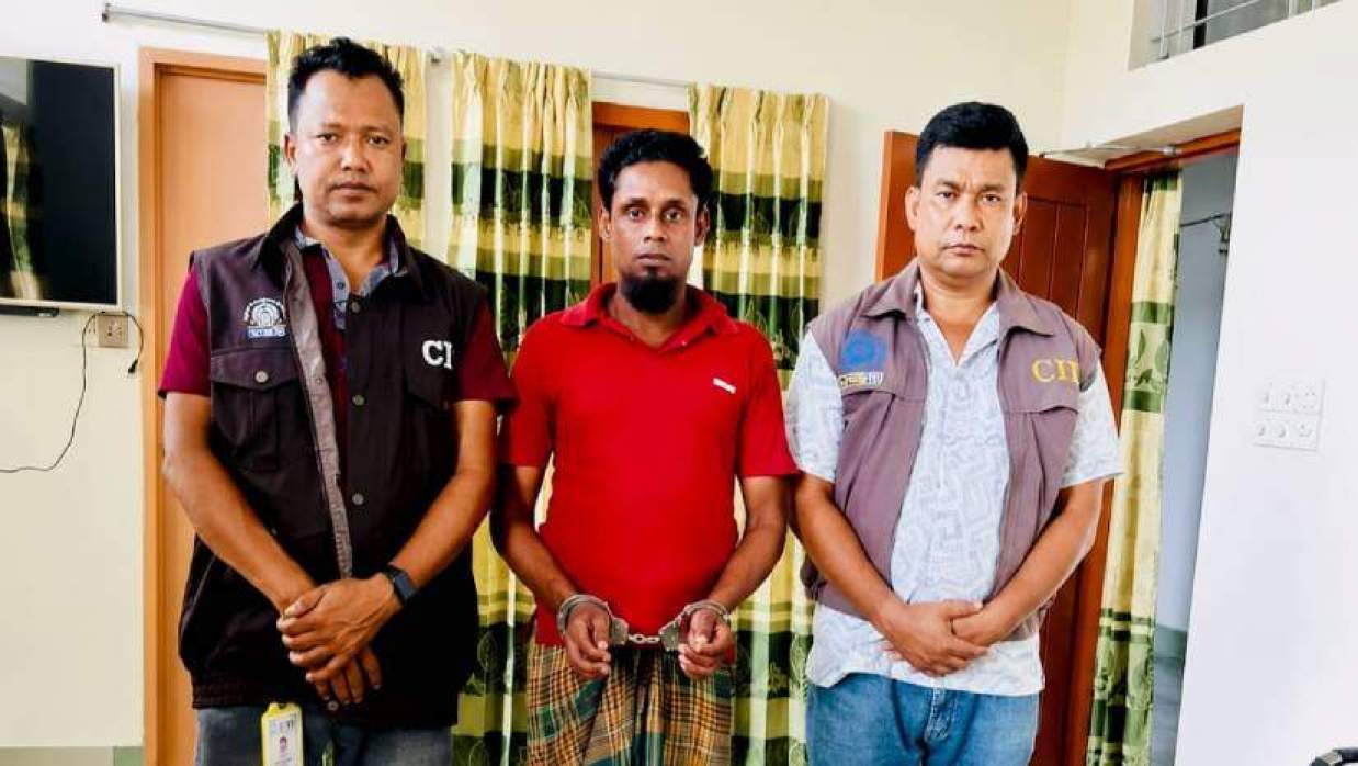 গ্রেপ্তার ময়জুল ইসলাম (মাঝে)