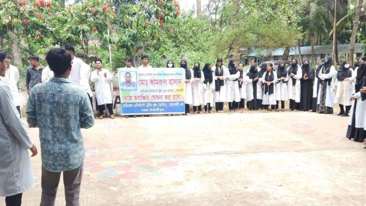 ম্যাটস প্রশাসনিক কার্যালয়ের সামনে শিক্ষার্থীদের বিক্ষোভ