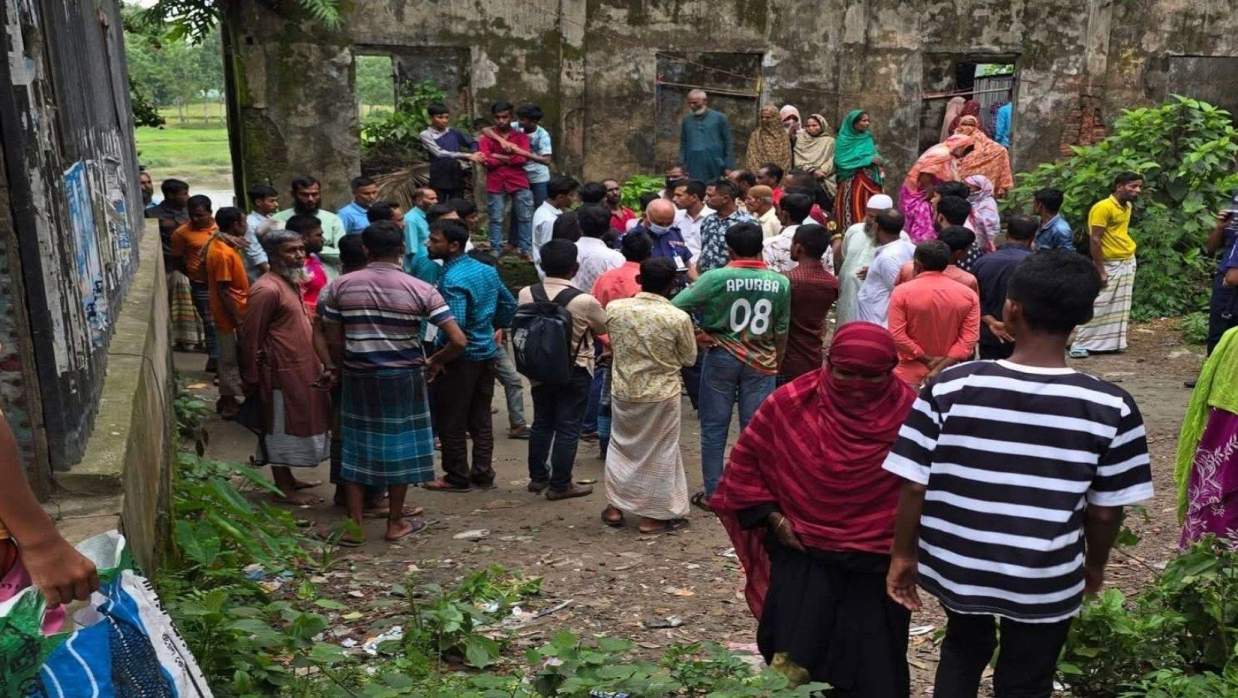 মৃত্যুর পর ঘটনাস্থলে জড়ো হন স্থানীয়রা