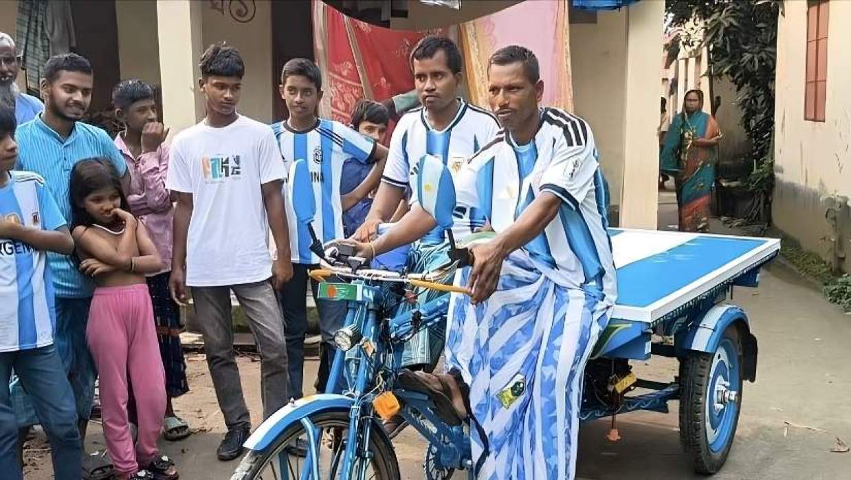 ভ্যান সাজিয়েছেন ভ্যানচালক সুমন গৌড়