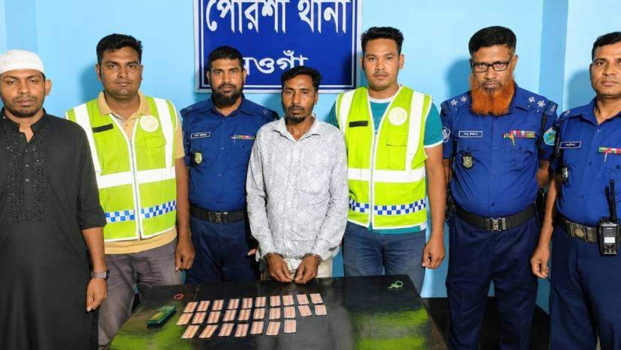 আটক আবু সুফিয়ান (মাঝে)