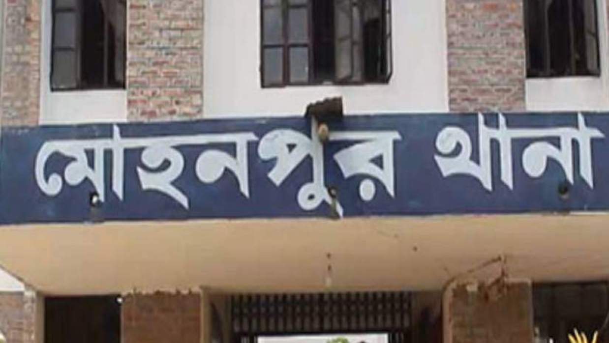 দুর্ঘটনাস্থলে স্থানীয় লোকজনের ভিড়