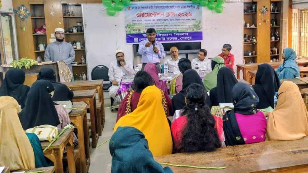 ওরিয়েন্টেশন অনুষ্ঠানে বক্তব্য দিচ্ছেন উপাধ্যক্ষ অধ্যাপক মো. আক্রাম হোছাইন