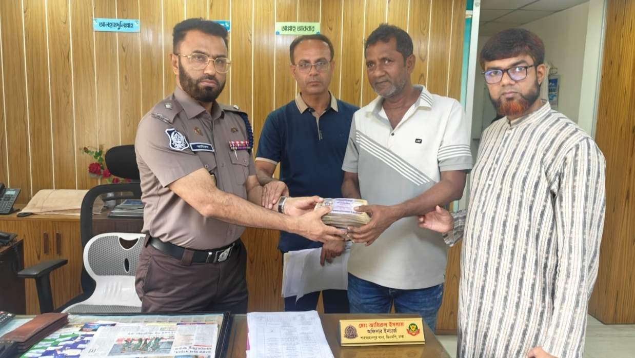 মালিকের কাছে টাকা হস্তান্তর করেছে পুলিশ