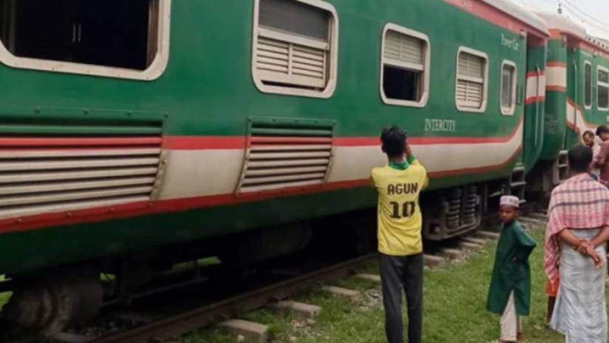 সাড়ে তিনি ঘণ্টা পর ঢাকা-জামালপুর রুটে ট্রেন চলাচল স্বাভাবিক হয়