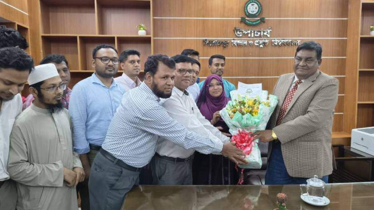 উপাচার্যকে ফুলেল শুভেচ্ছায় বরণ করে নেন  শিক্ষক-শিক্ষার্থীরা