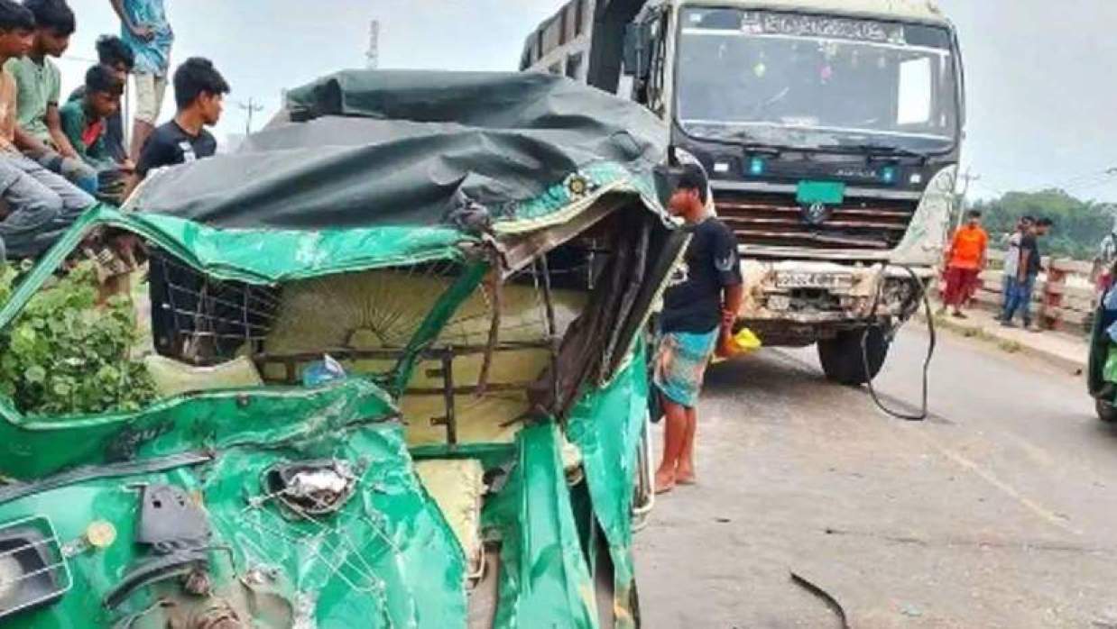 ট্রাকের সঙ্গে সংঘর্ষে দুমড়েমুচড়ে যাওয়া সিএনজিচালিত অটোরিকশা
