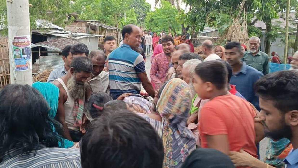 আলী হোসেনের মরদেহ ঘিরে স্থানীয় লোকজনের ভিড় 