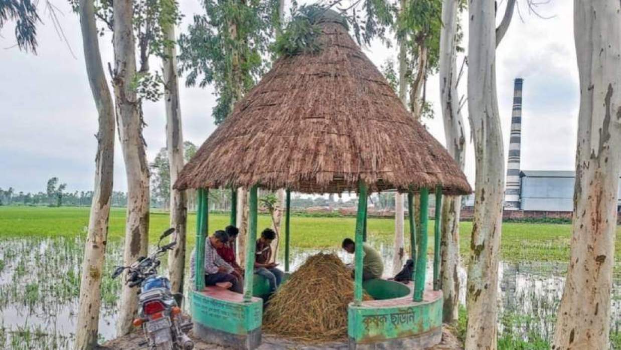 কৃষক ছাউনিতে বসে আছেন কয়েকজন