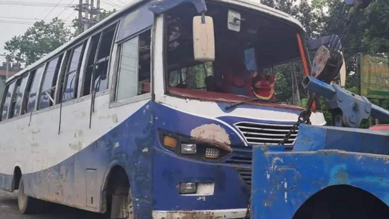 দুর্ঘটনার কবলে উত্তরা ইউনিভার্সিটির বাস