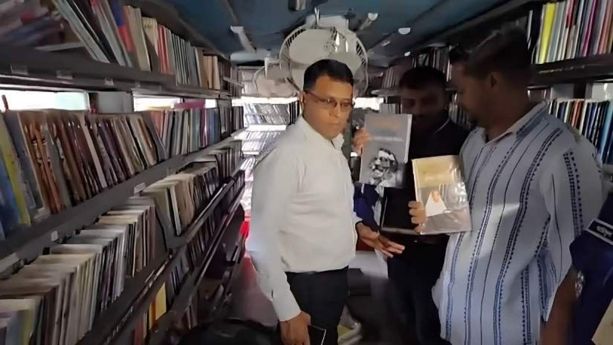 মুজিব-হাসিনার বই থাকায় বিশ্বসাহিত্য কেন্দ্রের গাড়ি আটক করল ছাত্রদল