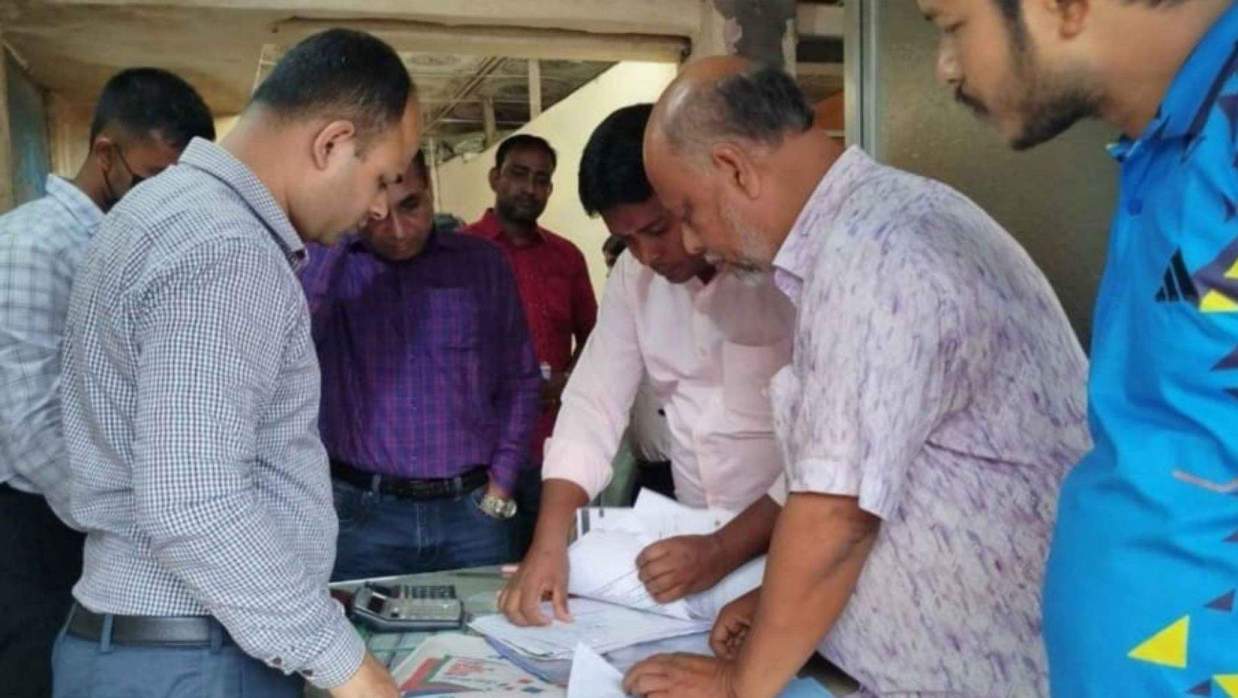 দুই ব্যক্তিকে জরিমানা করেছে ভ্রাম্যমাণ আদালত।