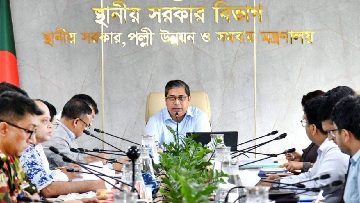 সভায় বক্তব্য রাখছেন স্থানীয় সরকার, পল্লী উন্নয়ন ও সমবায় প্রতিমন্ত্রী মীর শাহে আলম