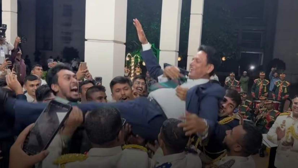 শিক্ষামন্ত্রী ড. আ ন ম এহছানুল হক মিলনকে ঘিরে উচ্ছ্বাস গ্র্যাজুয়েটদের 