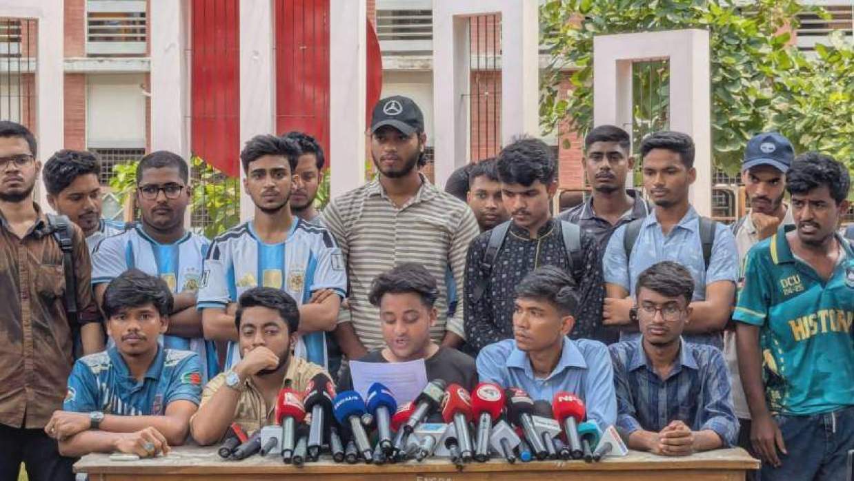ঢাকা কলেজের শহীদ মিনারের সামনে ‘ঢাকা সেন্ট্রাল ইউনিভার্সিটির সাধারণ শিক্ষার্থীদের’ পক্ষে সংবাদ সম্মেলন