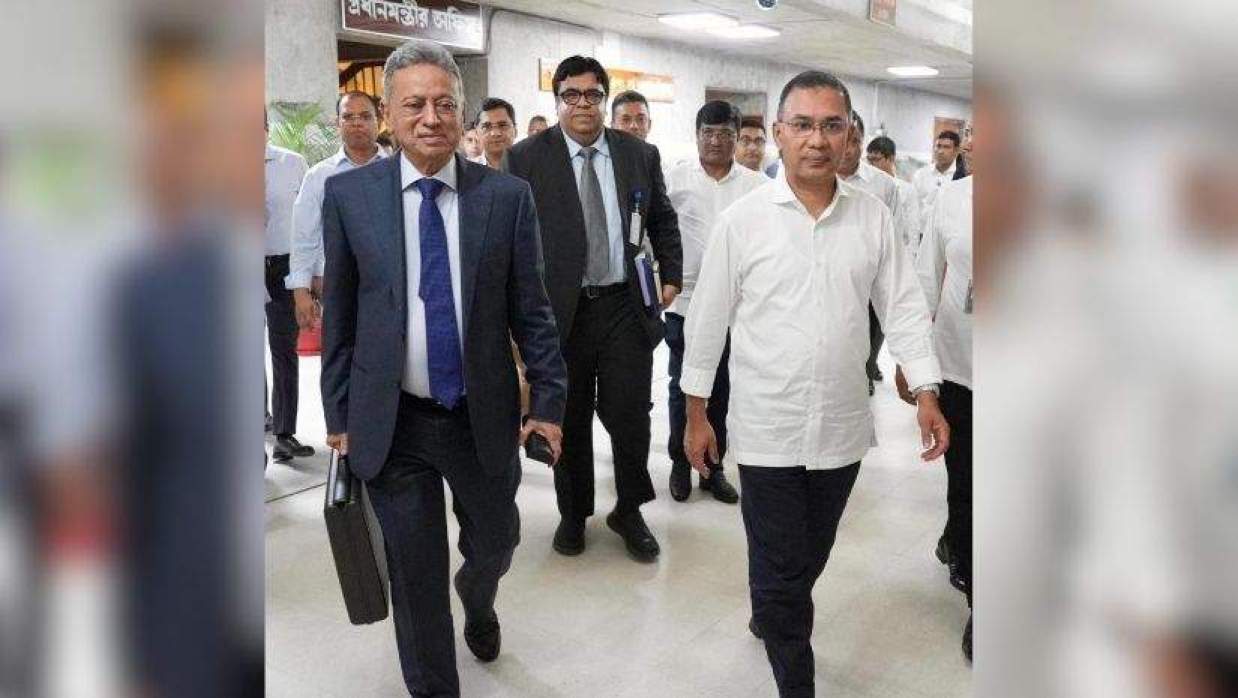 অর্থমন্ত্রীর হাতে কালো ব্রিফকেস