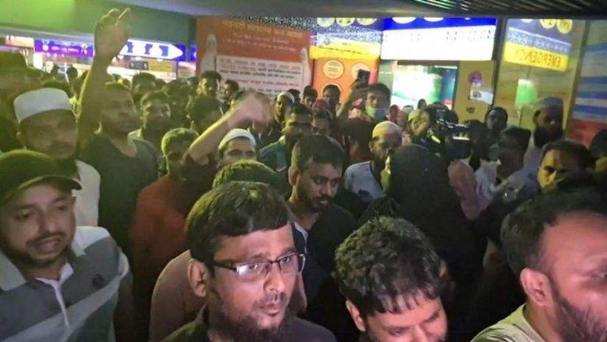 কর্মকর্তা-কর্মচারী ও রোগীর স্বজনদের বিক্ষোভ