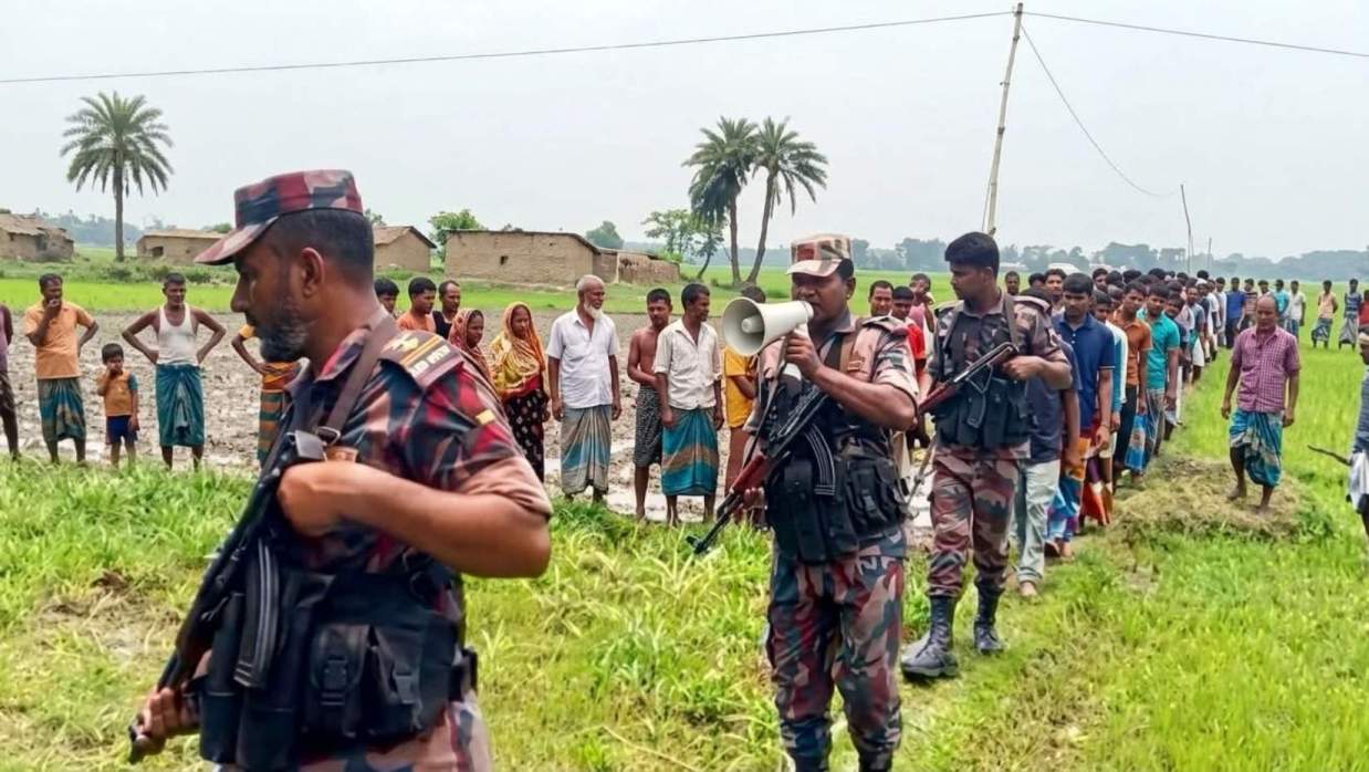 ঝিনাইদহের মহেশপুর সীমান্তে পুশ-ইন ঠেকাতে বিজিবি ও গ্রামবাসী