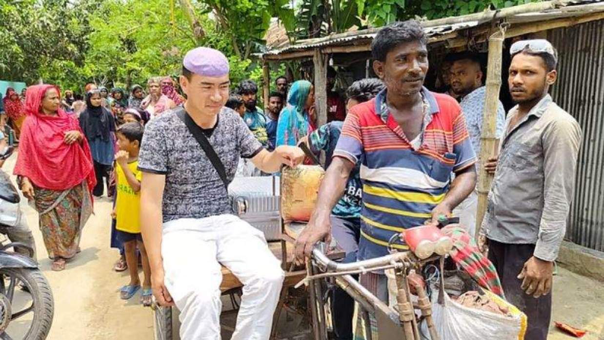 অনলাইনে এসএসসি পড়ুয়া ছাত্রীর সঙ্গে পরিচয়, বিয়ে করতে এসে বয়স কম দেখে ফিরে গেলেন চীনা যুবক