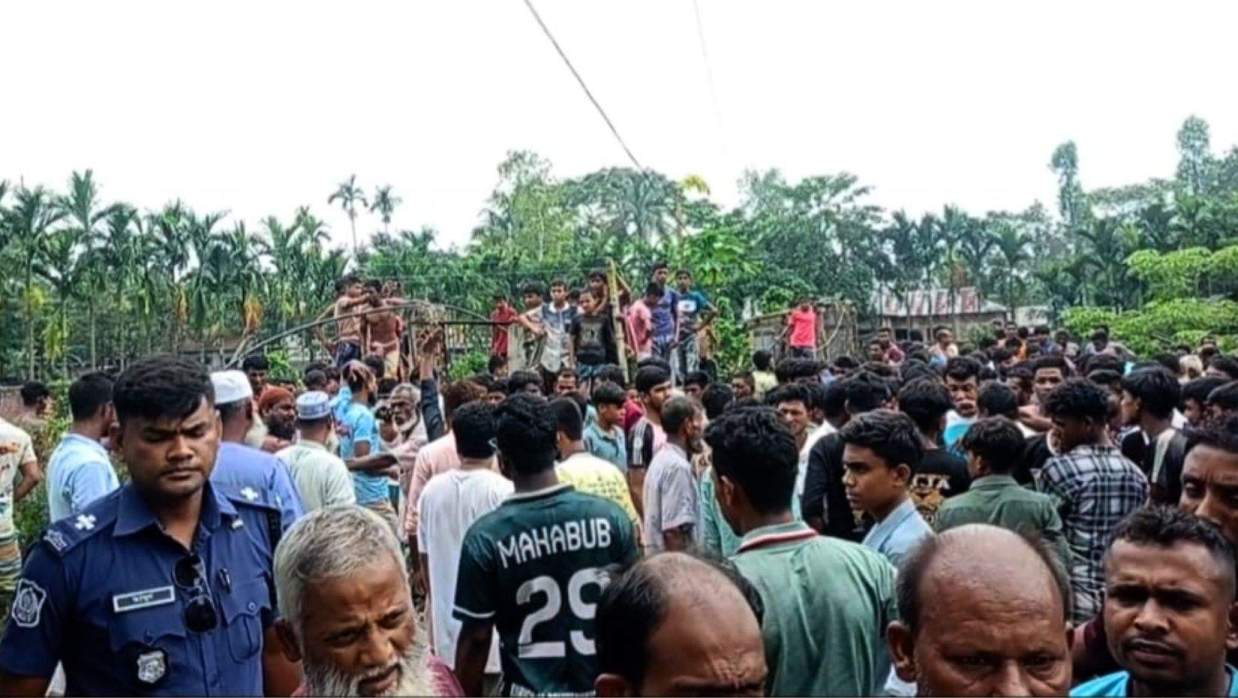 ঘটনাস্থলে জনতার ভীড়