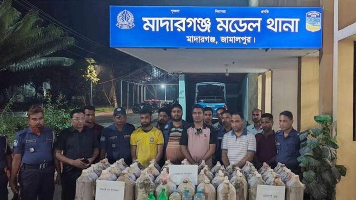 ব্রাজিল সমর্থকের খাটের নিচে মিলল ৪১০ লিটার মদের উপকরণ